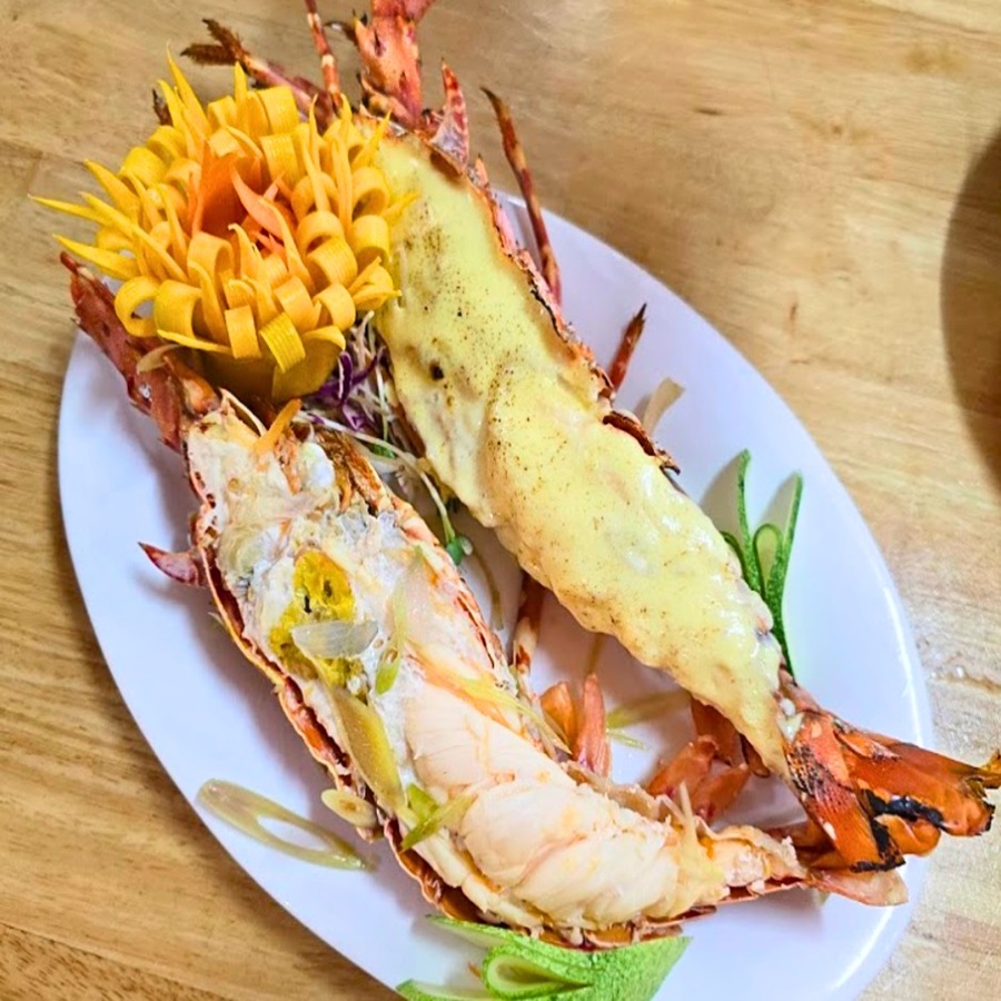 losbter grilled with cheese